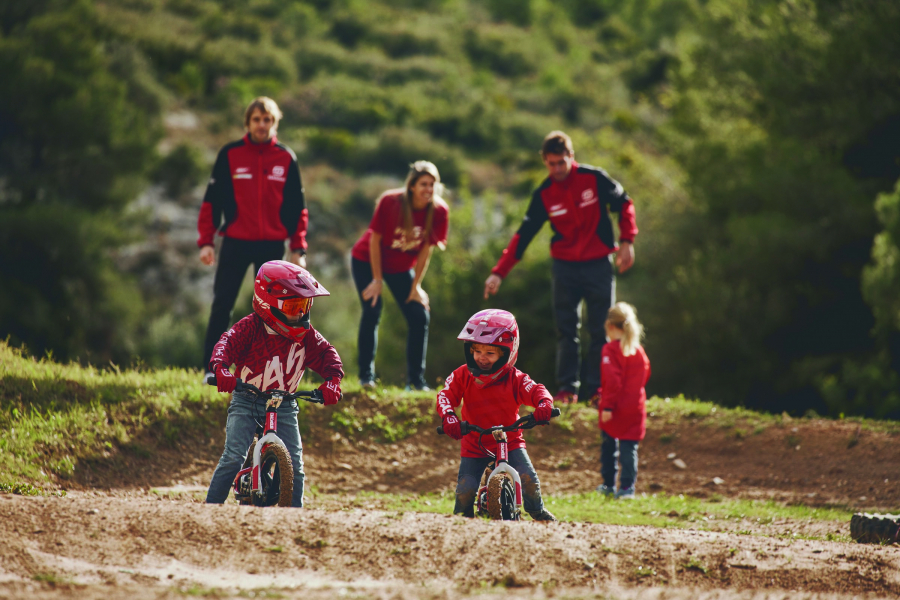 28318_Electric Balance Bike _ 2022 _ Action