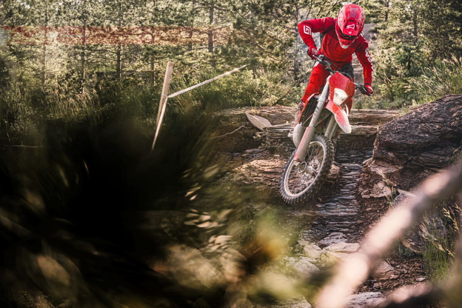 59247_Enduro _ EC 300 _ 2024 _ Action